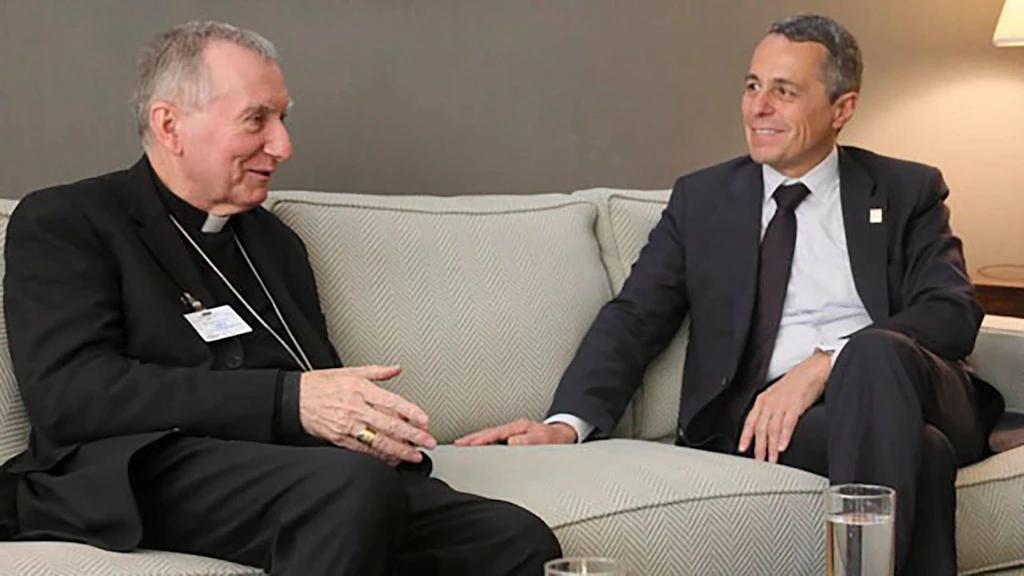 Lors de sa rencontre avec le cardinal Pietro Parolin en marge de l’Assemblée générale de l’ONU à New York en septembre 2019, le conseiller fédéral Ignazio Cassis a évoqué entre autres le centième anniversaire de la reprise des relations diplomatiques entre la Suisse et le Saint-Siège. 